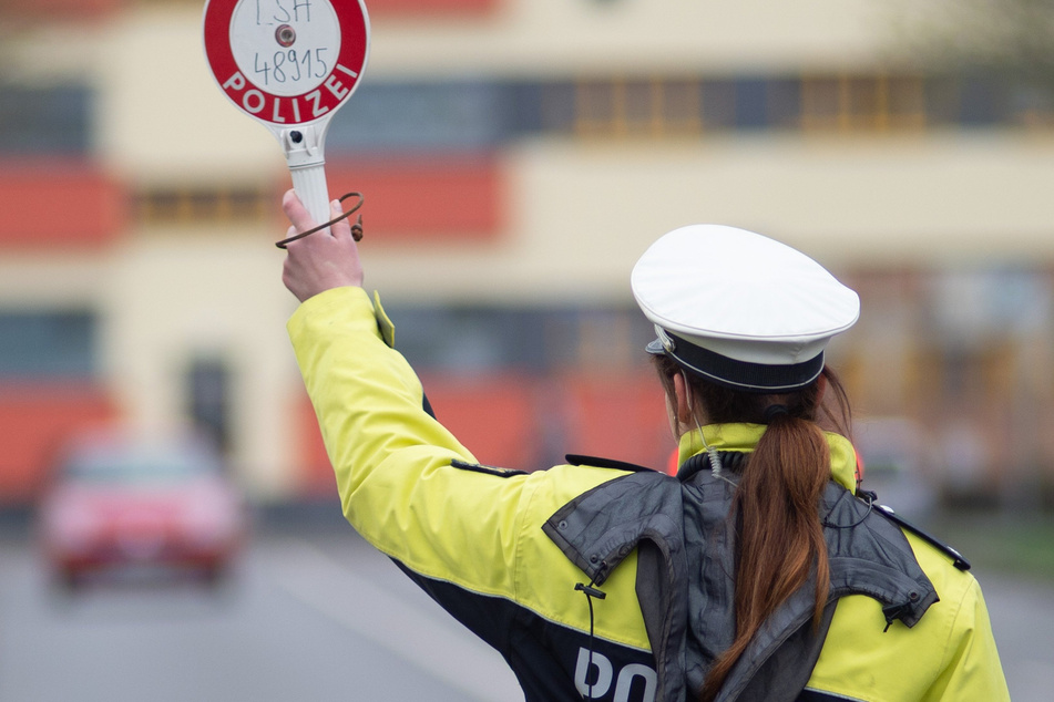 Die Polizei kontrollierte in Magdeburg ein Auto, aus dem rechtsextreme Parolen gesungen wurden. (Symbolbild)