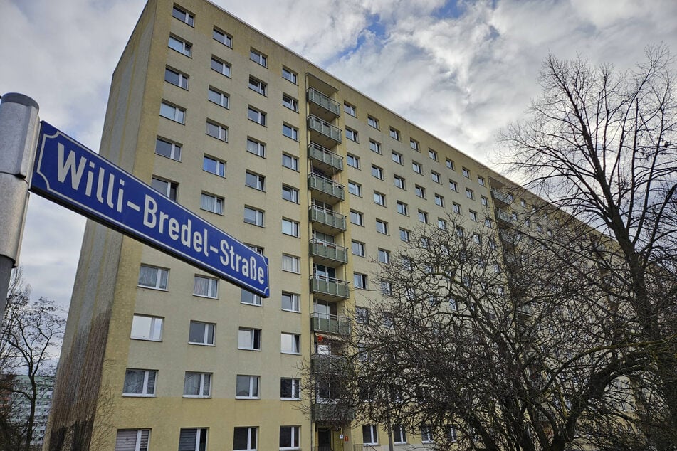 In der Nacht zu Sonntag brannte es im Keller eines Mehrfamilienhauses an der Willi-Bredel-Straße.