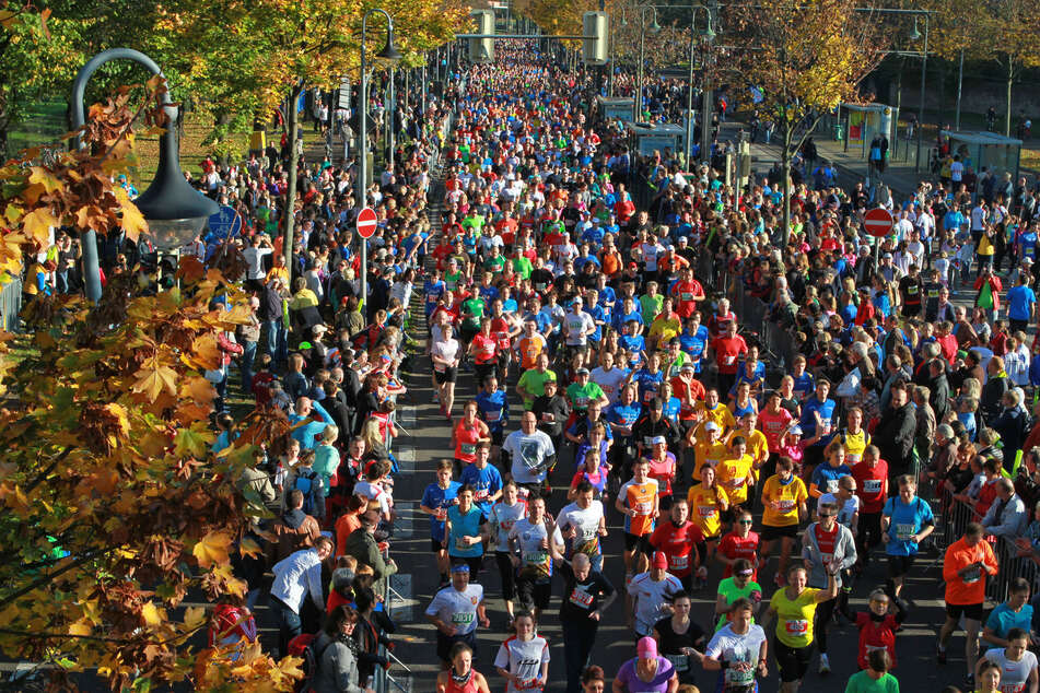 Am Sonntag laufen wieder Tausende beim Magdeburg-Marathon mit. (Archivfoto)