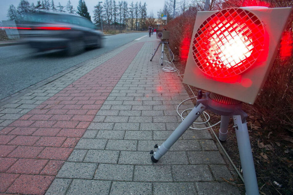 Ein mobiler Blitzer schoss ein denkwürdiges Foto. (Symbolbild)