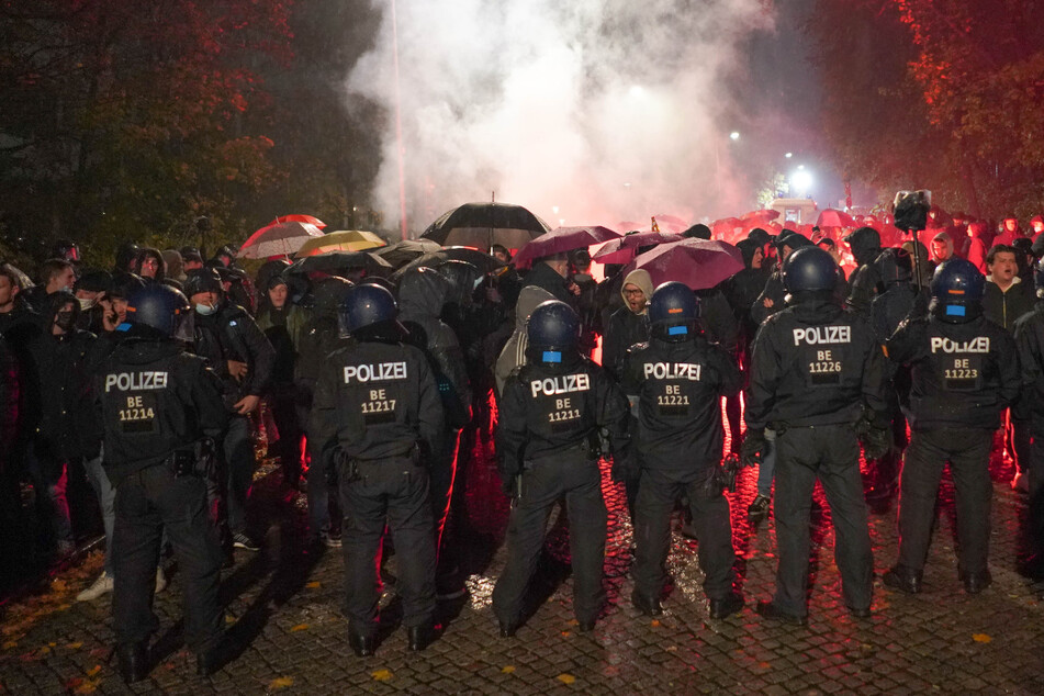 Polizisten begleiten die Rotterdam-Fans ins Olympiastadion. Im Hinspiel hatte es geknallt.