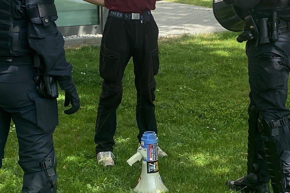 Einsatzkräfte zogen Personen mit Runengürteln heraus.