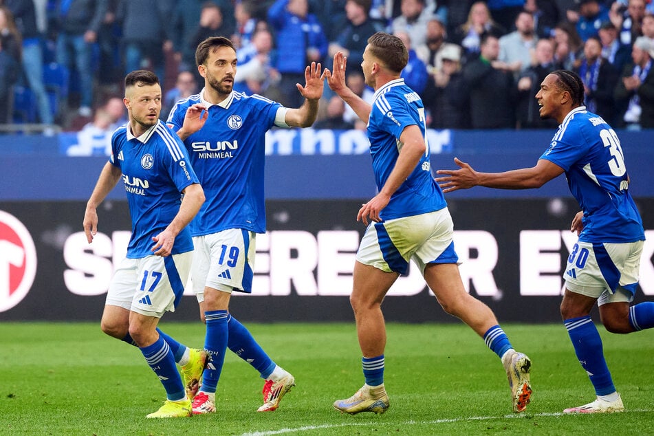 Paul Seguin (30, 2.v.r.) ist bei Stamm- und Führungsspieler