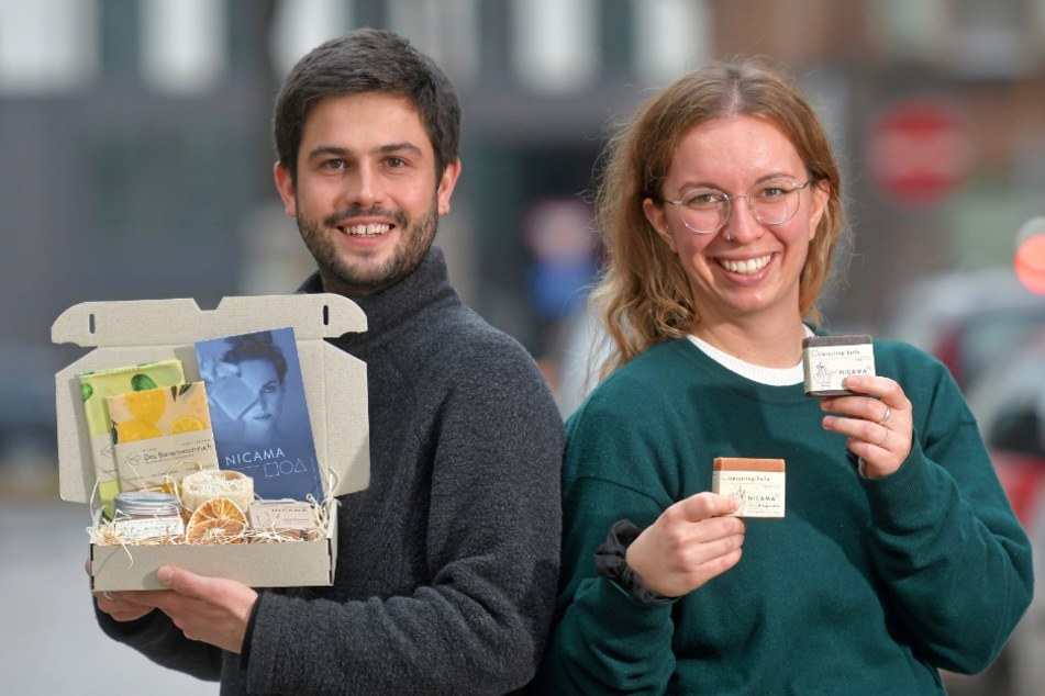 Gründer Zeno Kakuschke (30) und Gründerin Luca Hillesheim (26) präsentieren stolz ihre Naturprodukte.