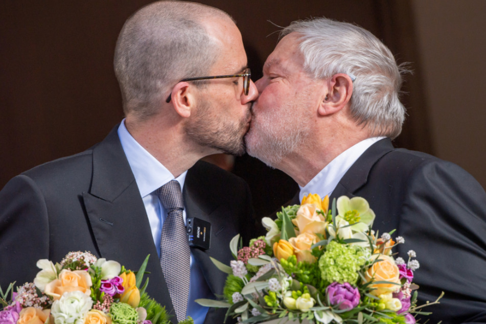 Der ehemalige Benediktiner-Mönch Anselm Bilgri (r, 67) und sein Mann Markus küssen sich nach ihrer Trauung vor dem Münchner Standesamt in der Mandlstraße.
