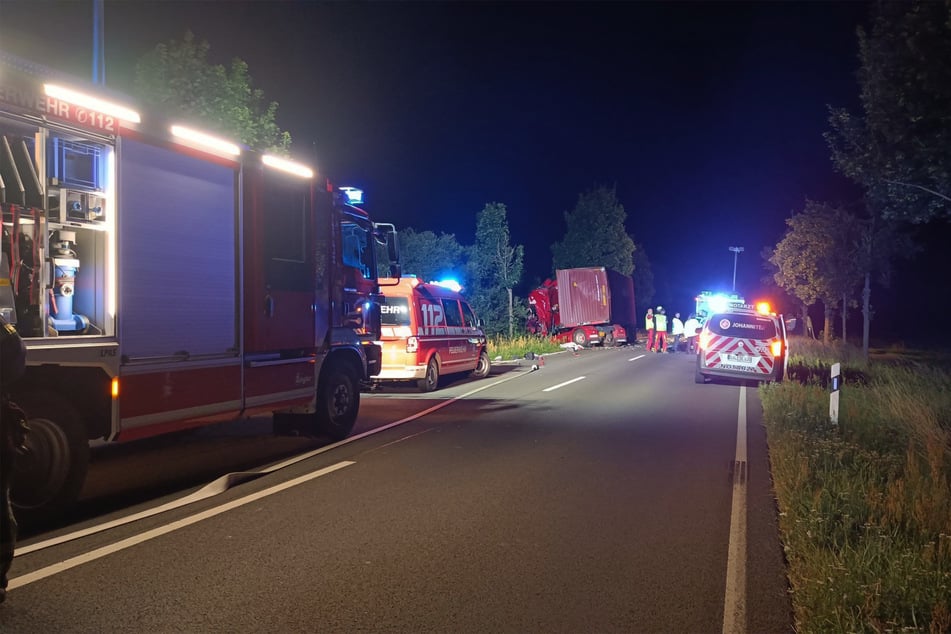 Mehrere Einsatzkräfte waren für die aufwendigen Bergungsarbeiten auf der B189 im Einsatz.