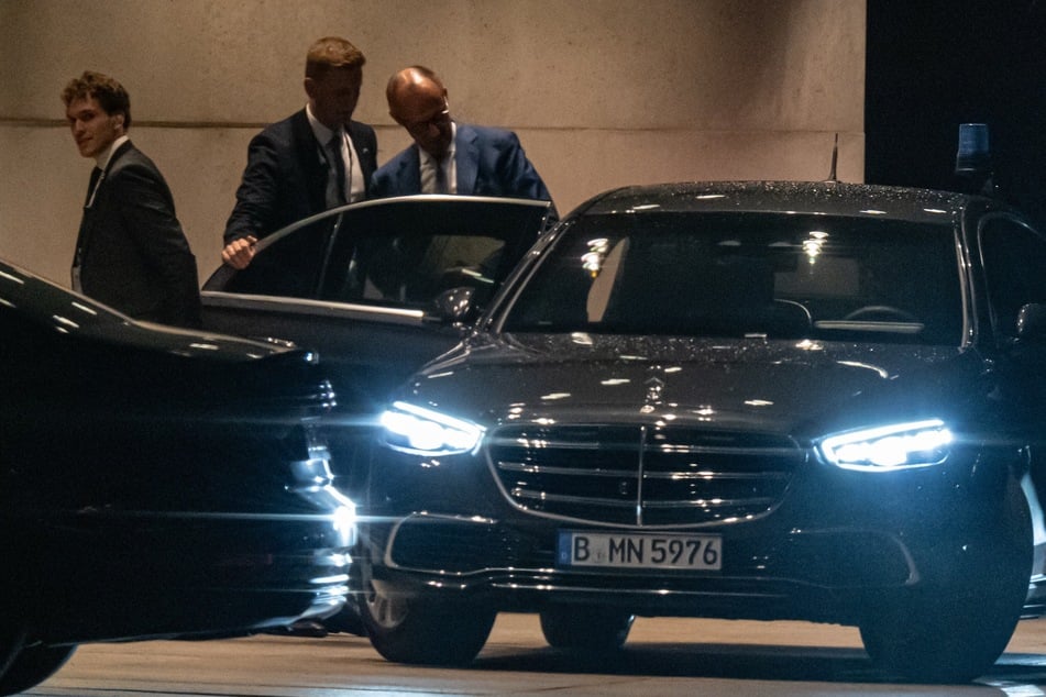 Bundeskanzler Friedrich Merz (70, CDU, r.) kommt nach dem Koalitionsausschuss aus dem Bundeskanzleramt.
