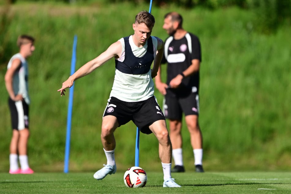 Abwehrspieler David Nemeth (25) schwitzte mit seinen Kollegen rund anderthalb Stunden bei hochsommerlichen Temperaturen.