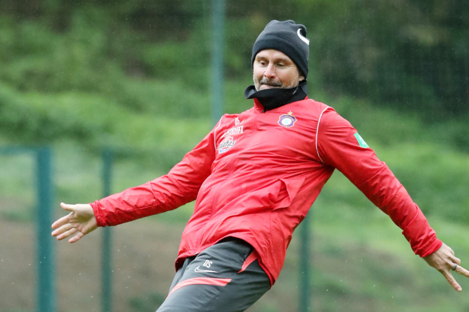 FCE-Coach Dirk Schuster, zu aktiven Zeiten ein gefürchteter Defensiv-Spezialist, haut im Training auch mal gern selbst gegen den Ball.