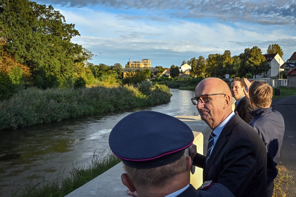 Brandenburgs Ministerpräsident Dietmar Woidke (62, SPD) informiert sich in Guben (Landkreis Spree-Neiße) über den Hochwasserschutz.