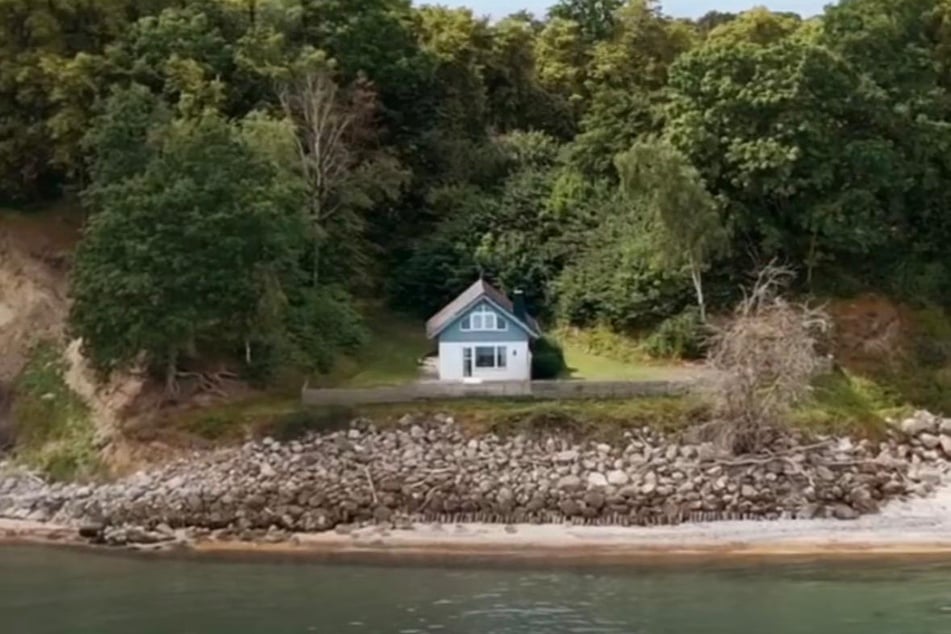 Das Haus liegt auf einer Apfelplantage, umgeben von Bäumen und unweit der Ostsee.