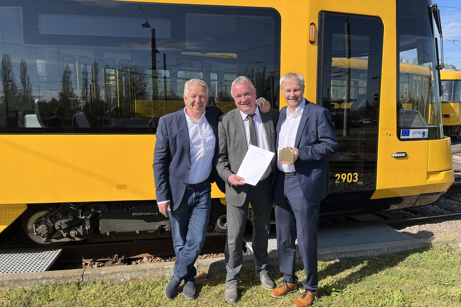Sie haben die LASuV-Genehmigung in der Tasche: Chefeinkäufer Alf Schwaten (v.l.), verantwortlicher Straßenbahn-Betriebsleiter Jan Silbermann und Schienenfahrzeugchef Holger Seifert.