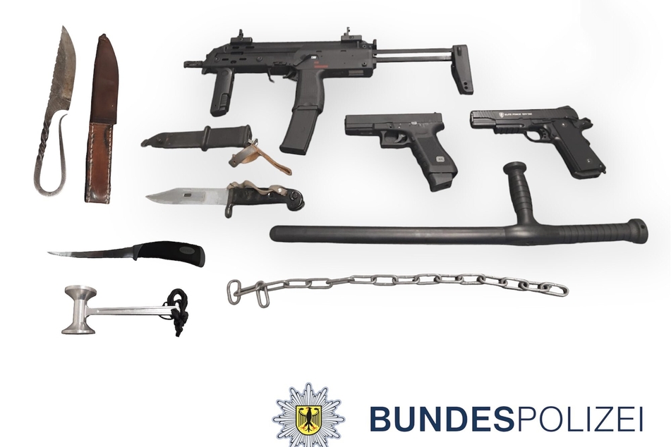 Neben Schlagstöcken und Softairwaffen fand die Polizei auch diverse Messer.