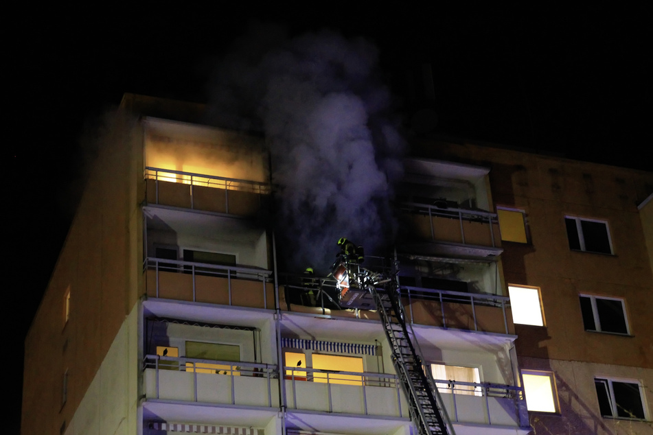 Das Feuer brach um kurz nach Mitternacht in der Wohnung eines mehrgeschossigen Wohnhauses aus.