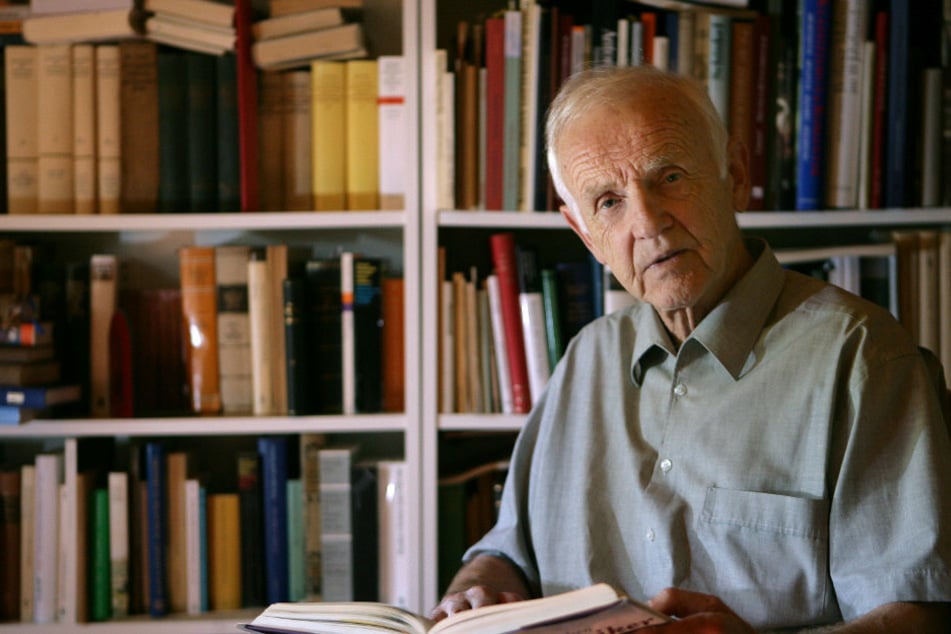 Der Schriftsteller Günter de Bruyn, sitzt mit einem Buch in der Hand in seinem Haus. (Archivbild)