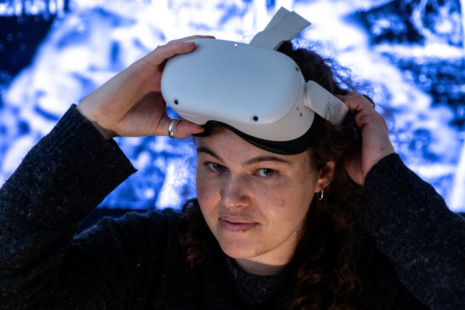 The works of Künstlerin Magdalena Salner can be found under a VR-Brille.