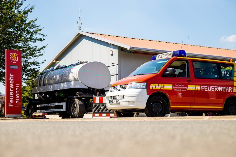 Ein Tankanhänger des Technisches Hilfswerkes (THW) mit Brauchwasser steht auf dem Hof der Freiwilligen Feuerwehr Lauenau.