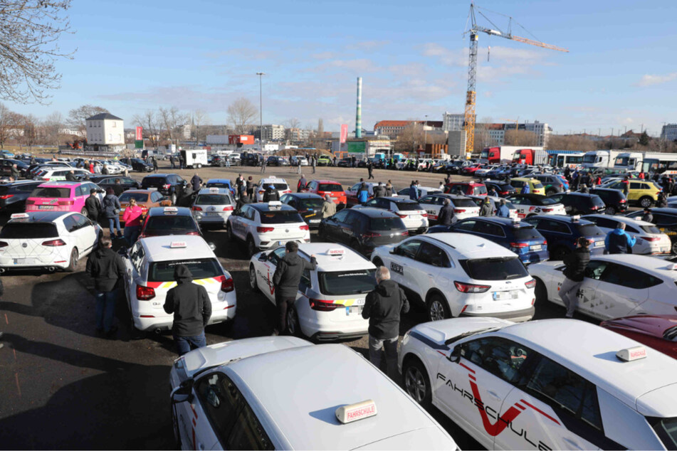 Etliche Fahrlehrer aus Sachsen versammelten sich am Freitag in Dresden.