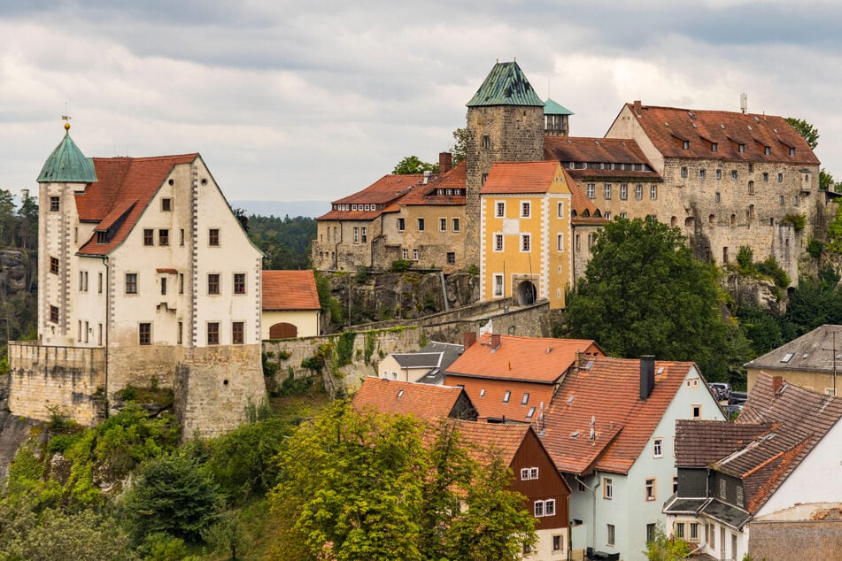 Steht schon seit mehr als 700 Jahren auf einem Sandsteinfels über dem Polenztal: die Burg Hohnstein. Heute ist darin unter anderem ein Museum, ein Hotel und eine Jugendherberge untergebracht.