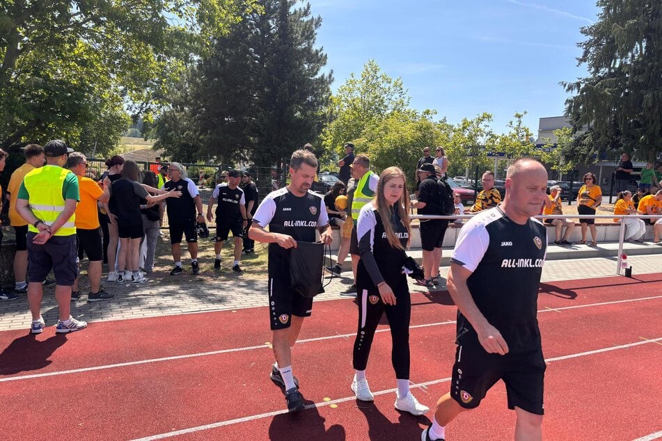 Dynamos Cheftrainer Thomas Stamm (42, l.) bittet zum Trainingsauftakt.