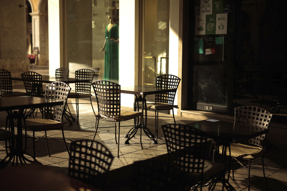 Mallorca: Tische stehen leer in einem Restaurant. Zwar bleiben die Balearen oder die Kanaren noch davon verschont, aber Deutschland hat wegen regional steigender Infiziertenzahlen von Reisen in Regionen wie Katalonien abgeraten.