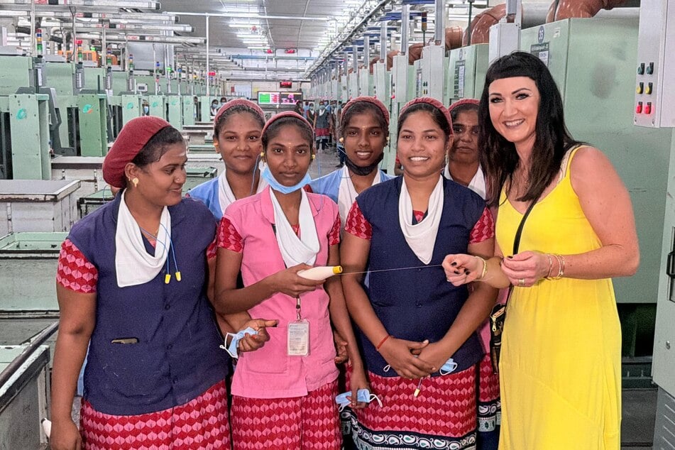 Vowalon-Geschäftsführerin Mareen Götz (42, r.) mit indischen Arbeiterinnen in einer Garnfabrik in Coimbatore.