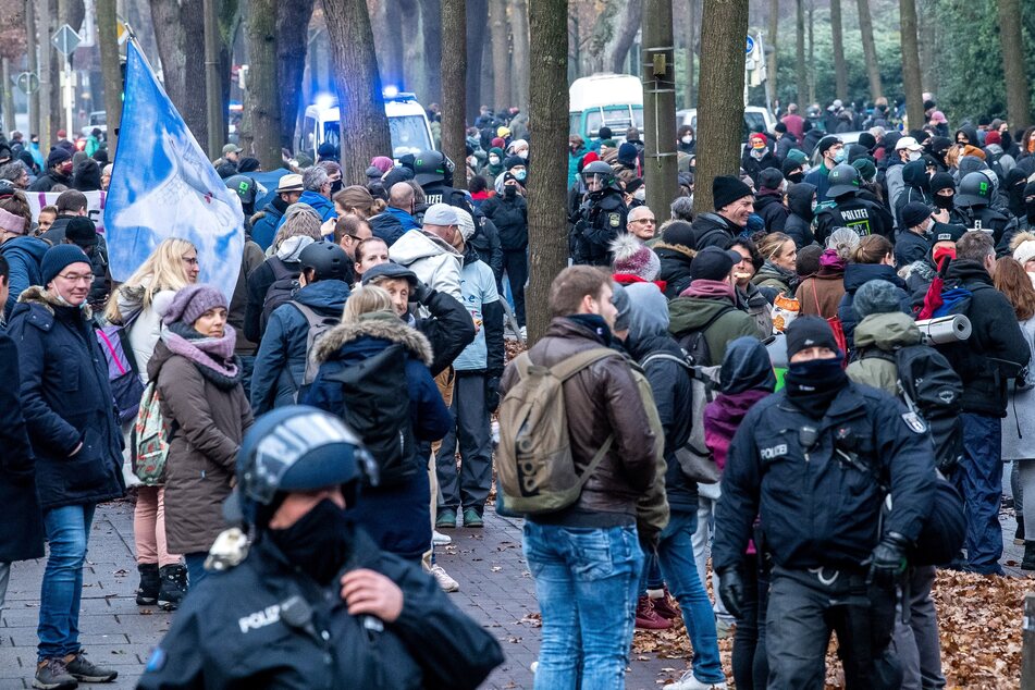 Die Bremer Polizei hat am Wochenende nach einer in letzter Minute verbotenen "Querdenker"-Demonstration hunderten Menschen Platzverweise erteilt.