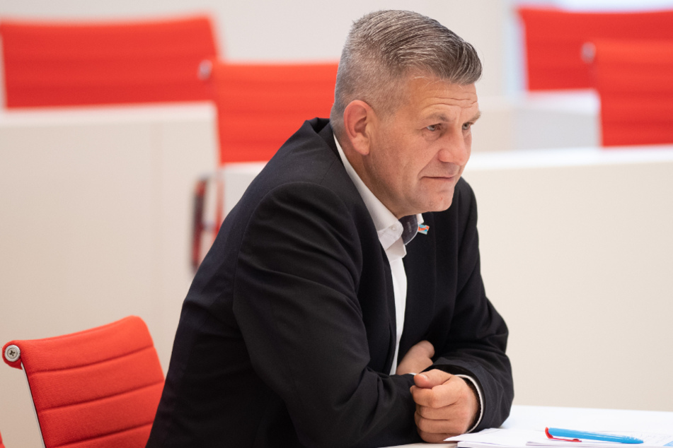 Daniel Freiherr von Lützow (AfD) sitzt während der Konstituierenden Sitzung des Brandenburger Landtages im Plenarsaal. Der 46-Jährige soll ebenfalls unter den Partygästen gewesen sein.