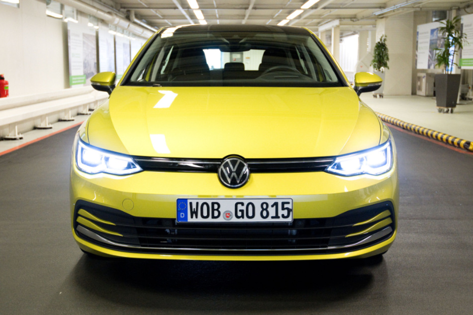Ein neuer Volkswagen Golf 8 steht im VW-Werk.