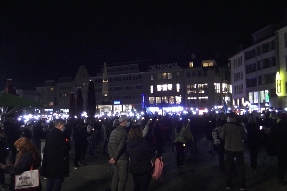 Bonner Innenstadt: Rund 400 Menschen versammelten sich zu einer untersagten Veranstaltung gegen die Corona-Maßnahmen in der.