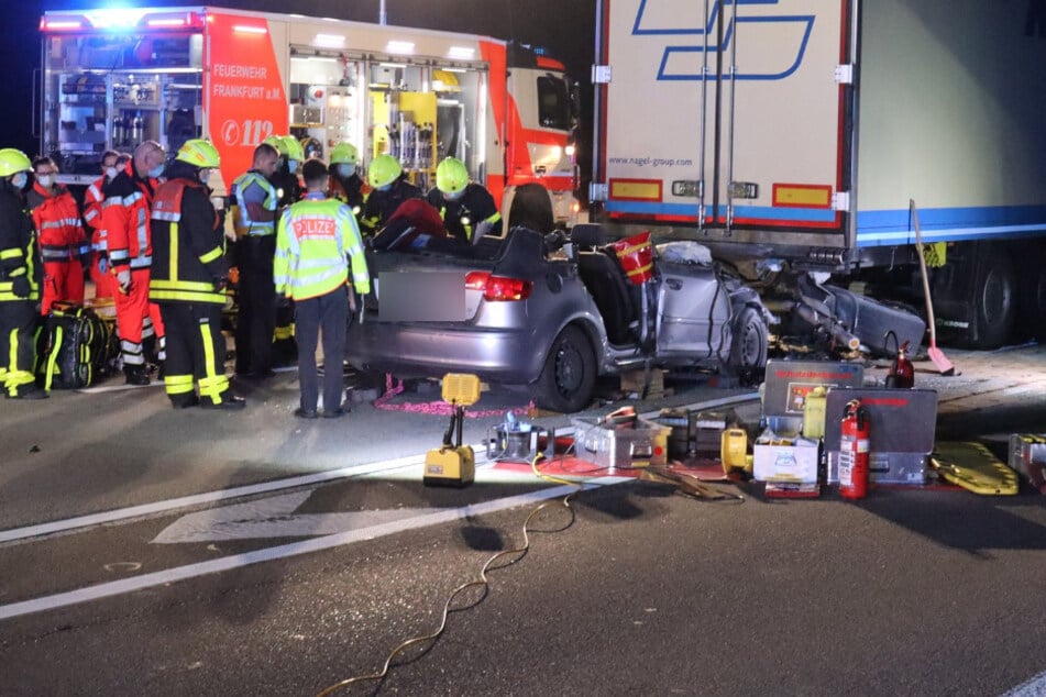 Audi rast ungebremst unter Laster: Fahrerin stirbt bei Horror-Crash