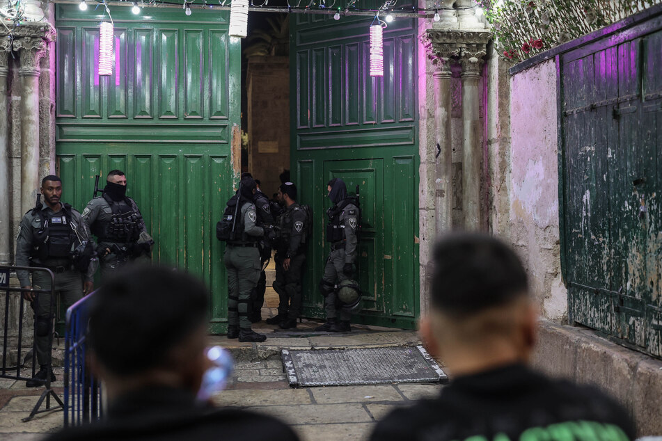 Israelische Polizisten stehen vor den Toren zum Gelände der Al-Aksa-Moschee.