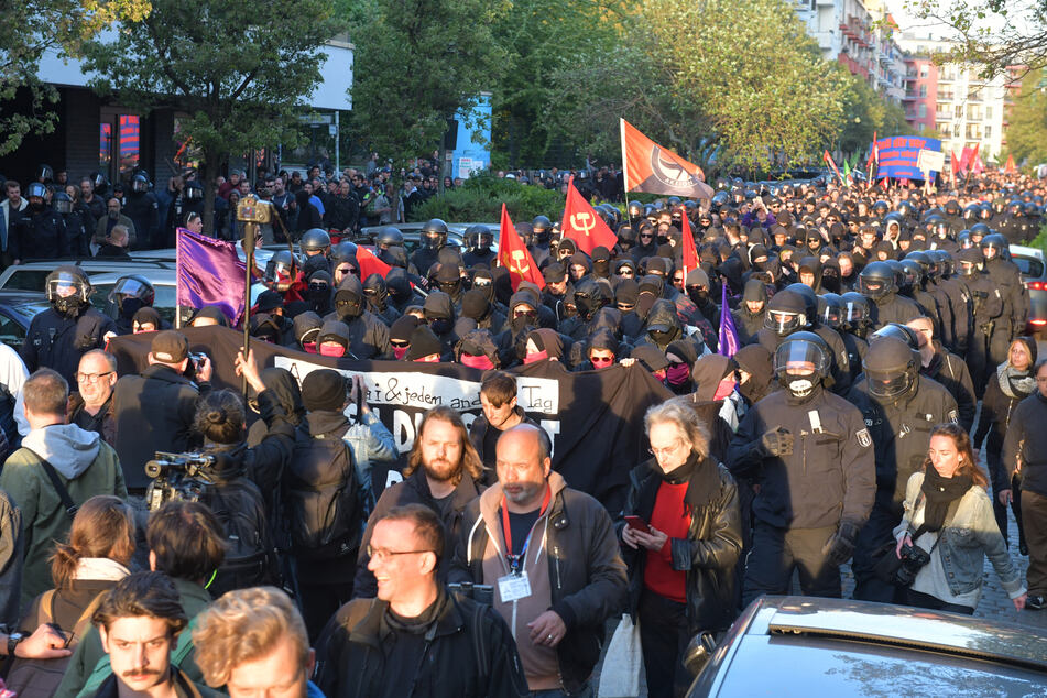 Teilnehmer der linksradikalen "Revolutionäre 1. Mai-Demonstration" ziehen am 1. Mai 2019 durch Friedrichshain.