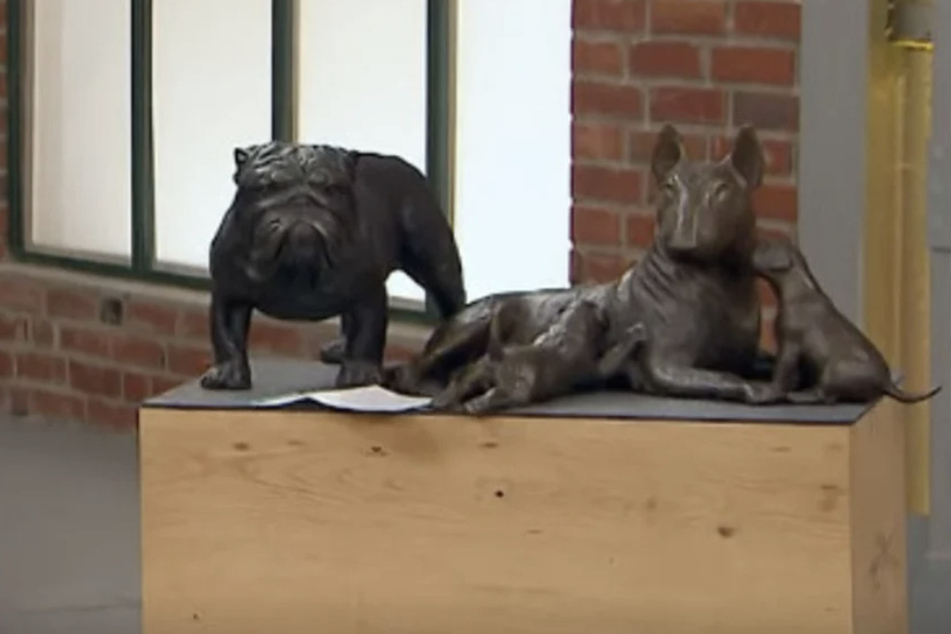 Diese beiden Hunde-Figuren sollen bei "Bares für Rares" verkauft werden.