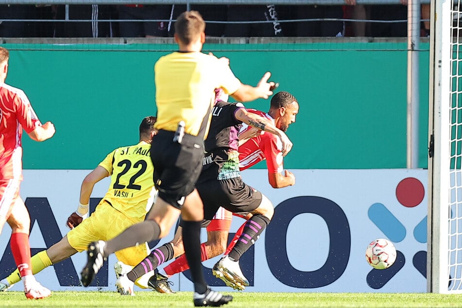 Halles Cyrill Akono eroberte den Ball von FCSP-Keeper Nikola Vasilj und erzielte die Führung für den Underdog.