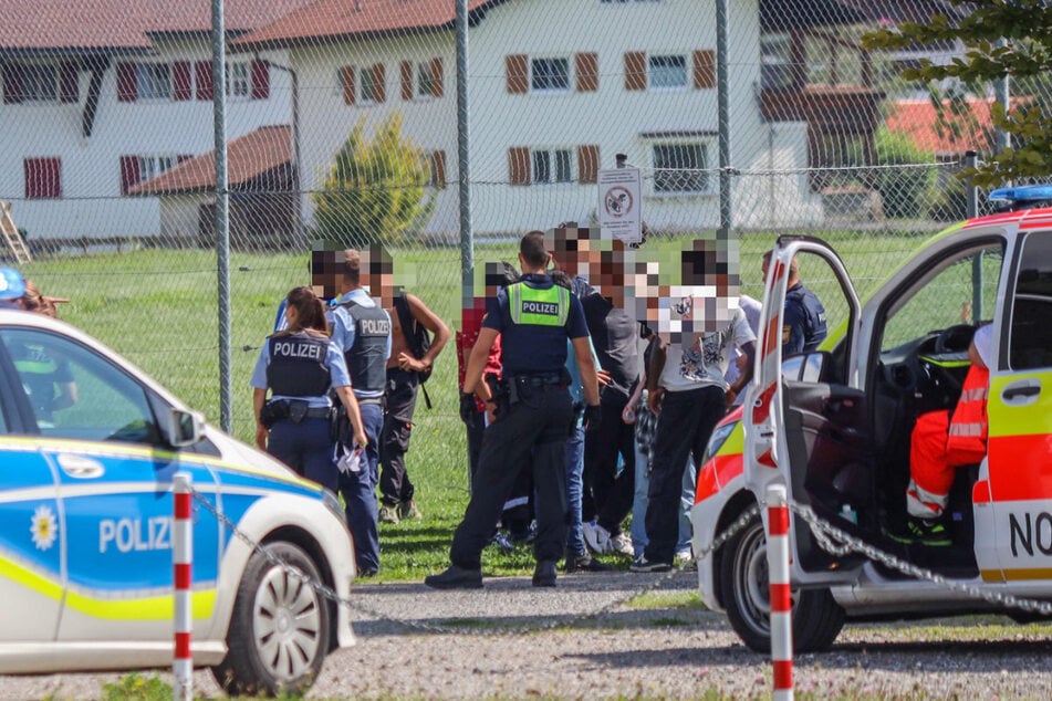 Die Polizei war mit mehreren Streifenwagen vor Ort und konnte sowohl die Tatwaffe als auch den Verdächtigen ermitteln.