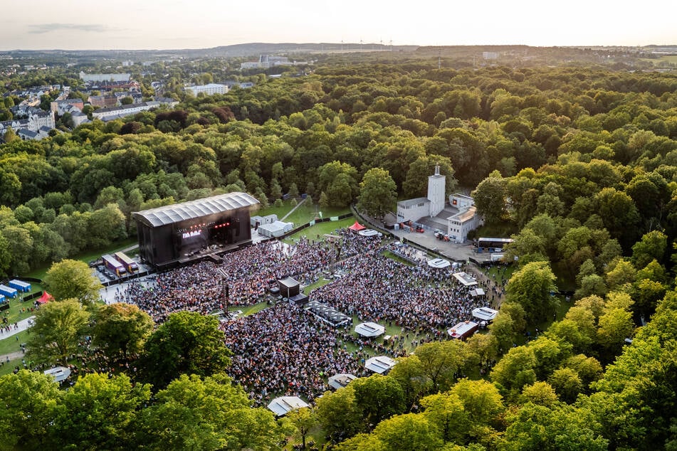 Rund 15.000 Besucher verfolgten das Konzert von Bryan Adams (65) auf der Küchwaldwiese.