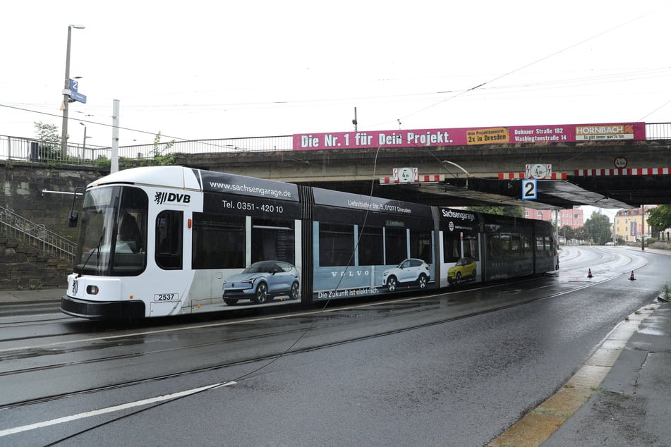 50 Meter Oberleitung kamen auf die Straße.