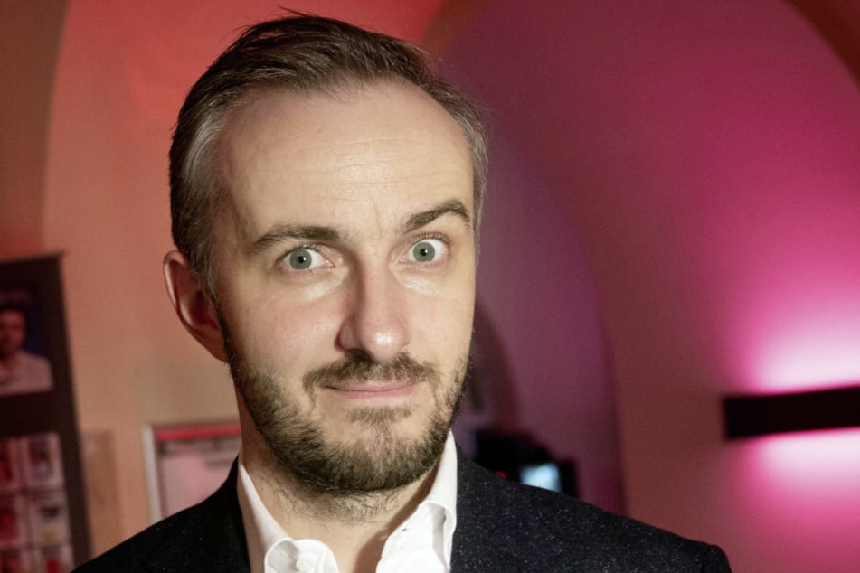 Jan Böhmermann (39), TV-Entertainer, und Gewinner des Preises für Unterhaltung, steht bei der Preisverleihung der "Journalistinnen und Journalisten des Jahres 2019".