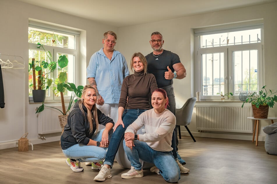 Christine Menzer (36, u. l.), Antje Hamann (46, o. l.), Sarina Schubert (27, M.), Kai Gutmann (56, o. r.) und Melanie Popp (30) gehören unter anderem zum Team von "Sweet Time - gemeinsam &amp; aktiv".