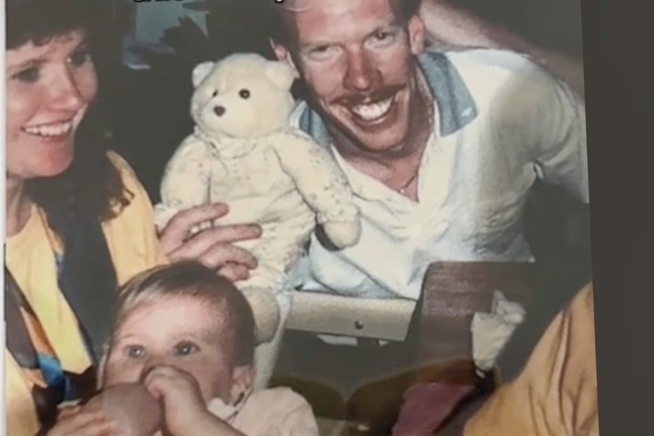 Colleen Hortsmann als Kind mit ihren Eltern und dem verlorenen Teddy.