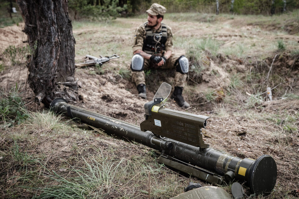 Ein ukrainischer Soldat sitzt neben einer Flugabwehrraketen vom Typ FIM-92 Stinger. (Archivbild)