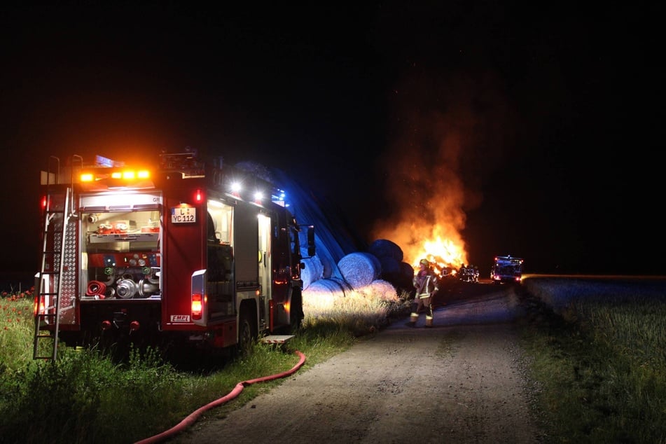 Mehrere Feuerwehren im Landkreis Leipzig wurden in der Nacht zum Brand eines Strohballenlagers gerufen.