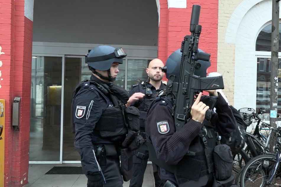 Großeinsatz im Norden: Lokführer meldet bewaffneten Mann
