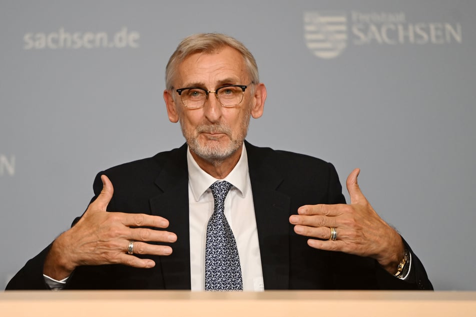 Der sächsische Innenminister Armin Schuster (65) hat einen Vier-Punkte-Plan für mehr Härte bei Abschiebungen vorgelegt.