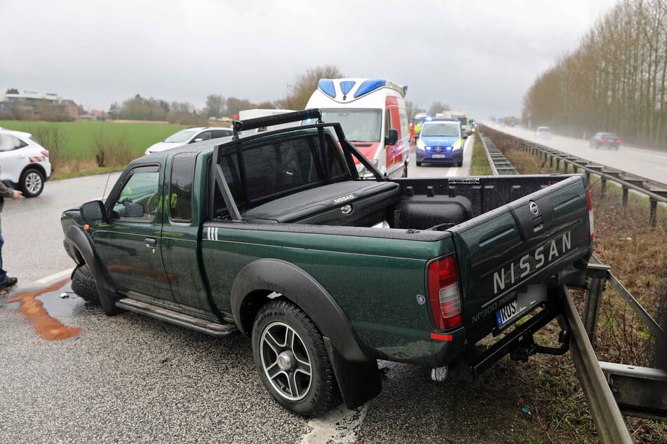 Schwerer Unfall auf der A19: Ford mit vierköpfiger Familie landet im Straßengraben