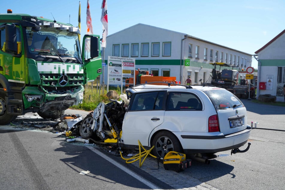 Der Škoda Octavia wurde frontal von dem Lkw erfasst. Für den Fahrer (†20) kam jede Hilfe zu spät.