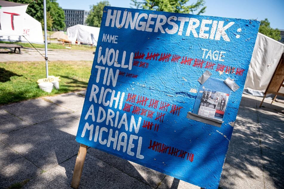 Auf einer Tafel werden die Hunger-Tage der Streikenden eingetragen.