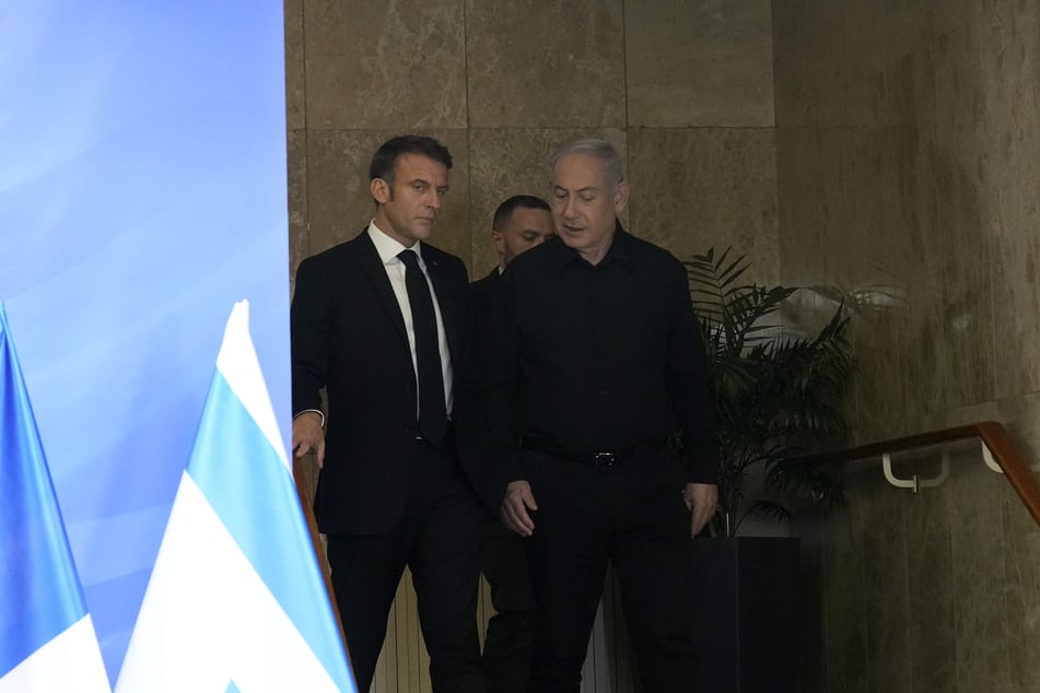 Benjamin Netanjahu (r), Ministerpräsident von Israel, und Emmanuel Macron, Präsident von Frankreich, treffen zu einer gemeinsamen Pressekonferenz ein. (Archivbild)