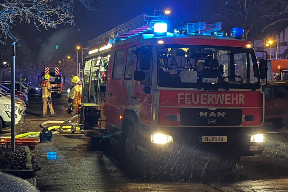 Berlin: Kellerverschläge in Berlin-Hellersdorf stehen in Flammen: Schwere Brandstiftung?